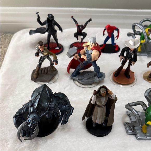 Assorted Action Figures Collection - Picture 2 of 11